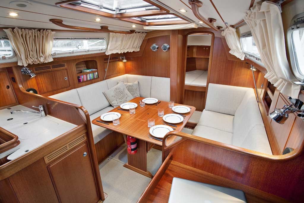 Hallberg-Rassy 372 saloon ©  SW